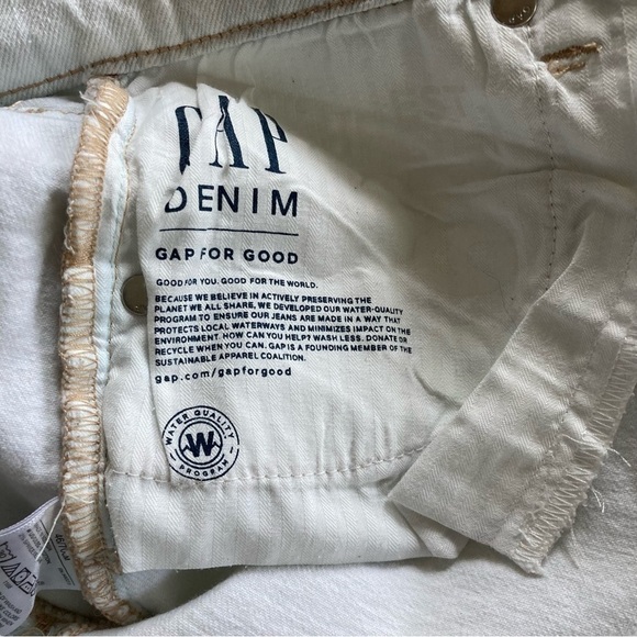 Gap high waisted white button fly stretch denim shorts. Size 27 - Picture 7 of 10